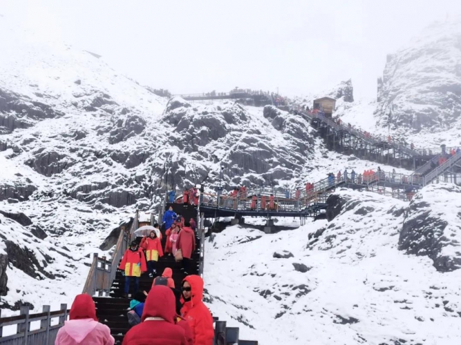 八月到丽江来玩雪，玉龙雪山暑期飘雪 体验“一秒入冬” (3).jpg