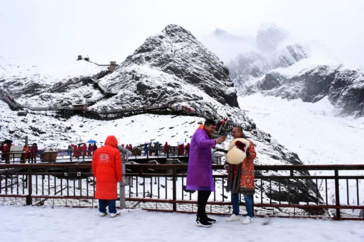八月到丽江来玩雪，玉龙雪山暑期飘雪 体验“一秒入冬” (8).jpg