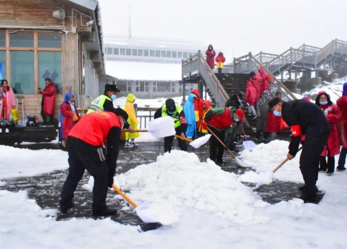 八月到丽江来玩雪，玉龙雪山暑期飘雪 体验“一秒入冬” (9).jpg