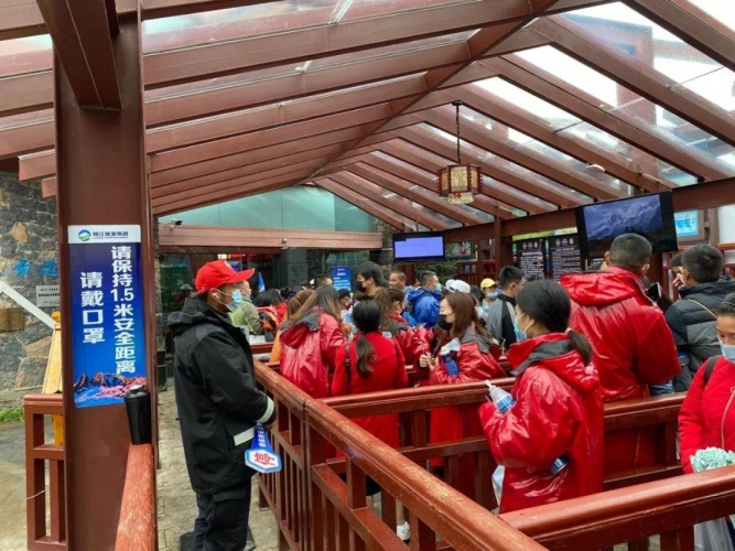 湖南一游客遗失衣物后获“一条龙”服务，为“玉龙山人”点赞！ (2).jpg