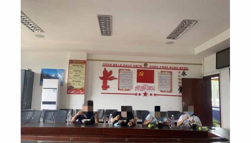 景美心更美  这个景区的工作人员个个都是“活雷锋”.jpg