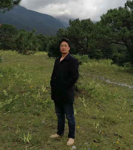 丽江一男子，不会游泳却毫无犹豫跳入水中救人 (1).jpg