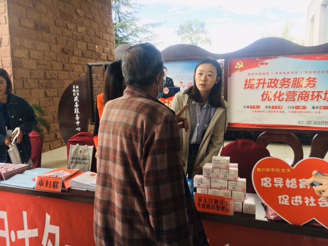 七夕领证成热潮  婚育新风进万家 (4).jpg