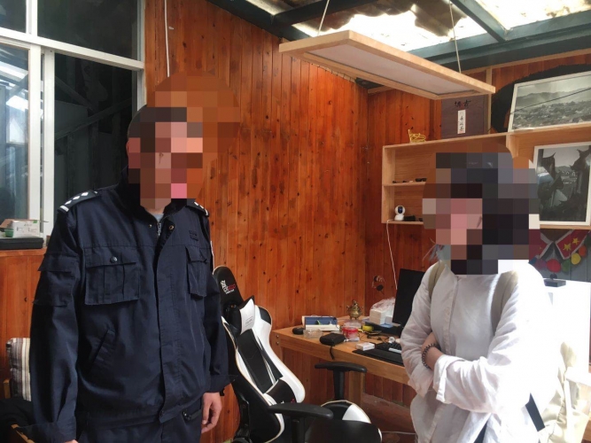 独居女游客房门被陌生赤裸男子推开 (3).jpg