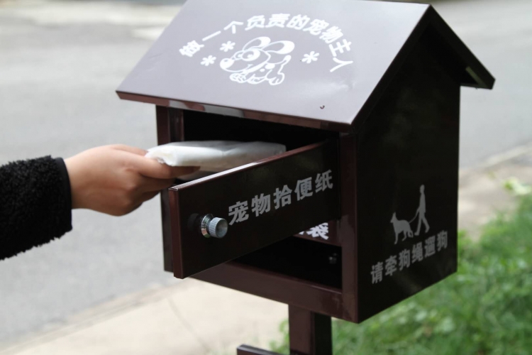文明养犬，安全灭烟，丽江投放200多个宠物拾便器和400个烟蒂采集器3.jpg
