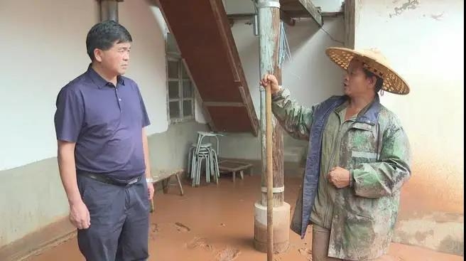 余丽军深入受灾乡镇实地查看灾情并指导救灾工作.jpg