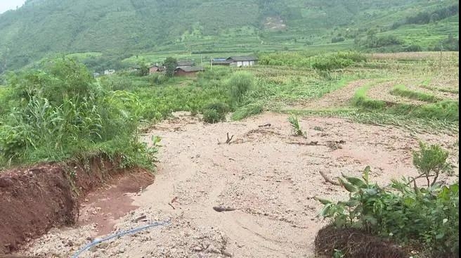 余丽军深入受灾乡镇实地查看灾情并指导救灾工作4.jpg