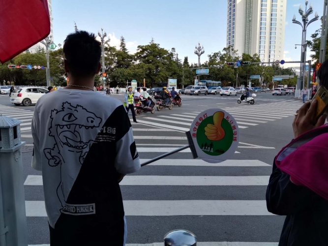 同城君拍了拍你！邀你一起守护城市文明交通 (8).jpg