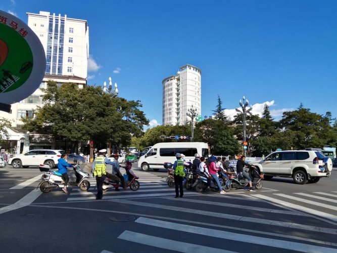 同城君拍了拍你！邀你一起守护城市文明交通 (4).jpg