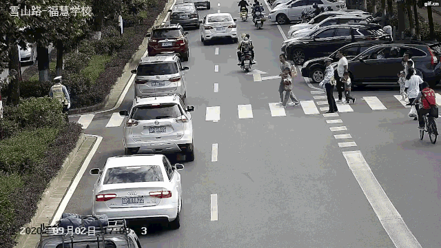 暖心！小小的举动，却恰恰是人民最需要的 (1).gif