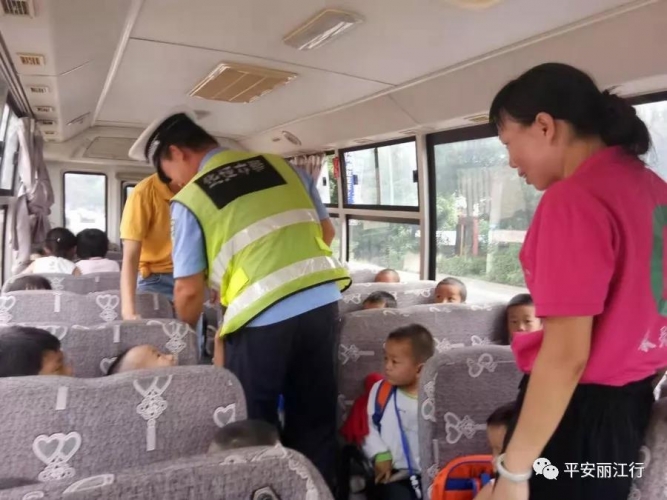 丽江交警主动当起保护伞，为师生出行保驾护航 (3).jpg