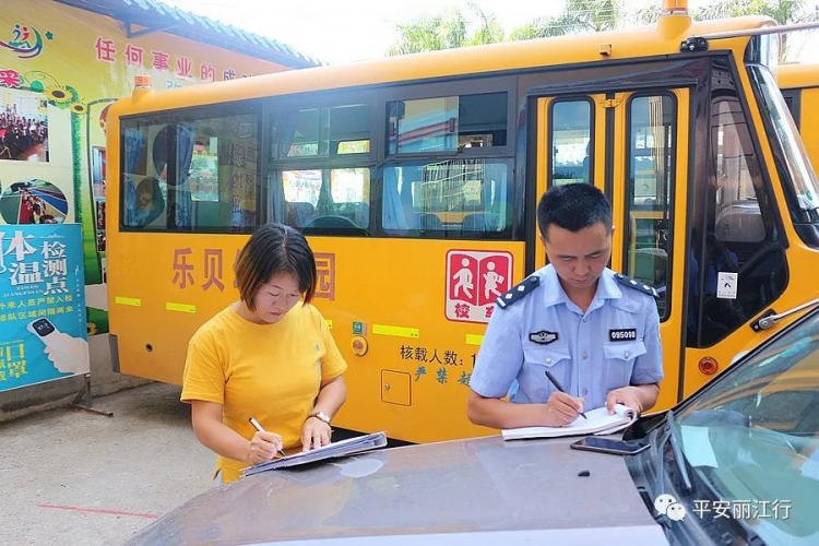 丽江交警主动当起保护伞，为师生出行保驾护航 (2).jpg