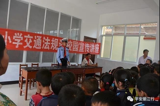 丽江交警主动当起保护伞，为师生出行保驾护航 (7).jpg
