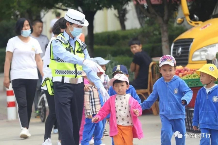 丽江交警主动当起保护伞，为师生出行保驾护航 (8).jpg