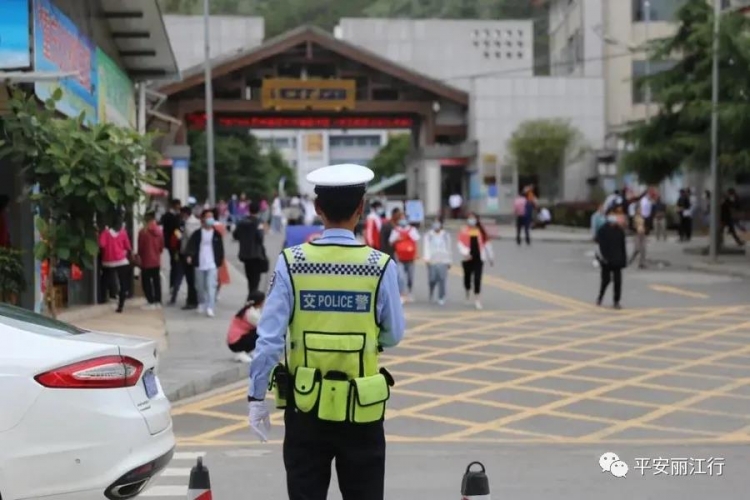 丽江交警主动当起保护伞，为师生出行保驾护航 (9).jpg