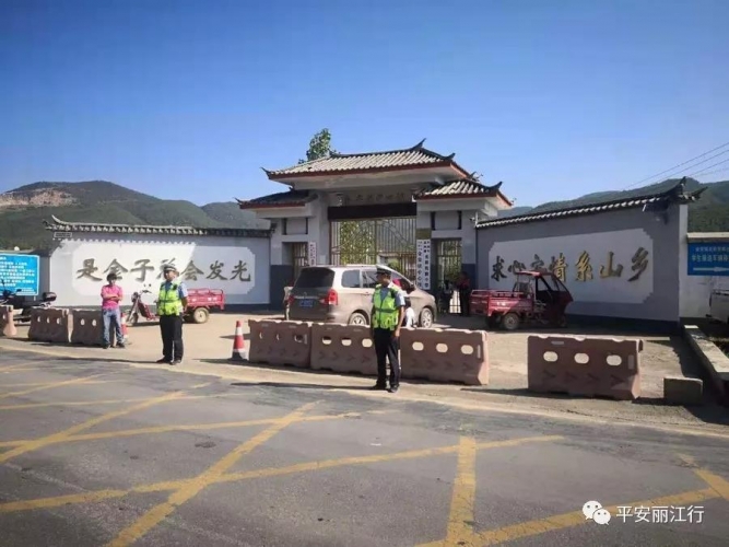 丽江交警主动当起保护伞，为师生出行保驾护航 (1).jpg