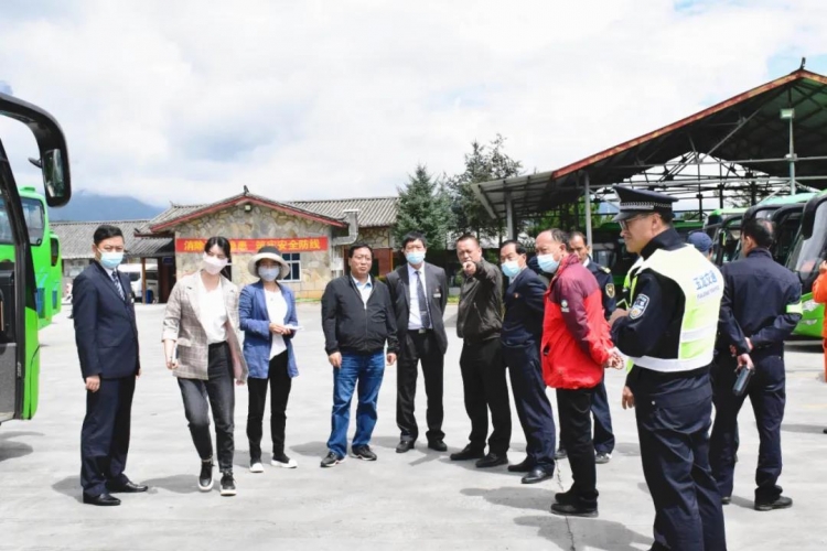 树立文明旅游新风尚，玉龙雪山管委会干部职工齐心创文.jpg