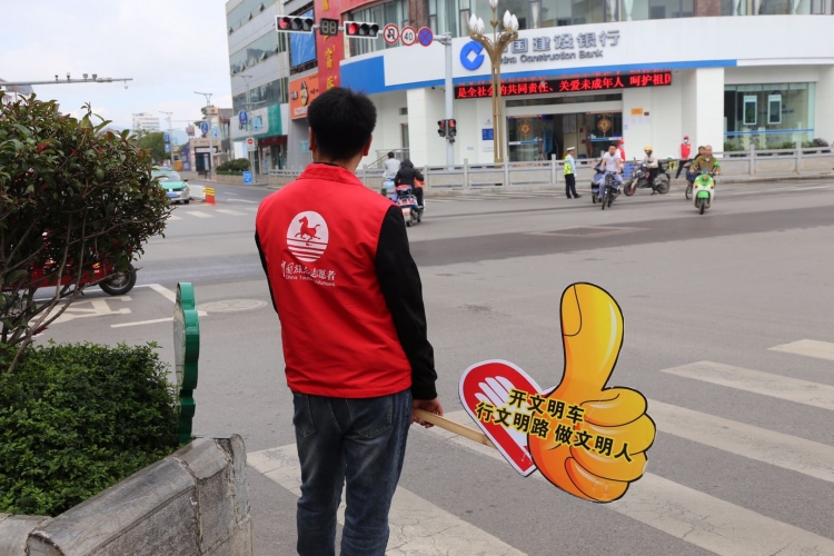 创建文明城市没有旁观者，76岁奶奶也加入丽江古城志愿服务 (7).jpg