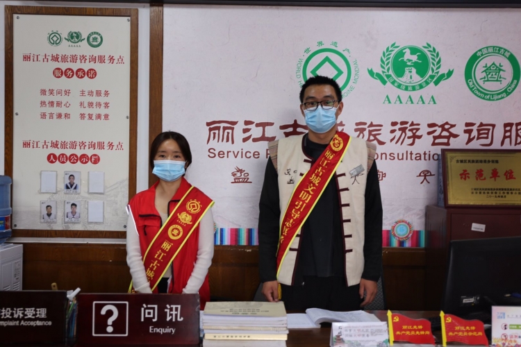 创建文明城市没有旁观者，76岁奶奶也加入丽江古城志愿服务 (5).jpg