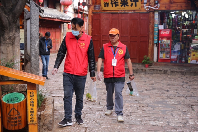 创建文明城市没有旁观者，76岁奶奶也加入丽江古城志愿服务 (6).jpg