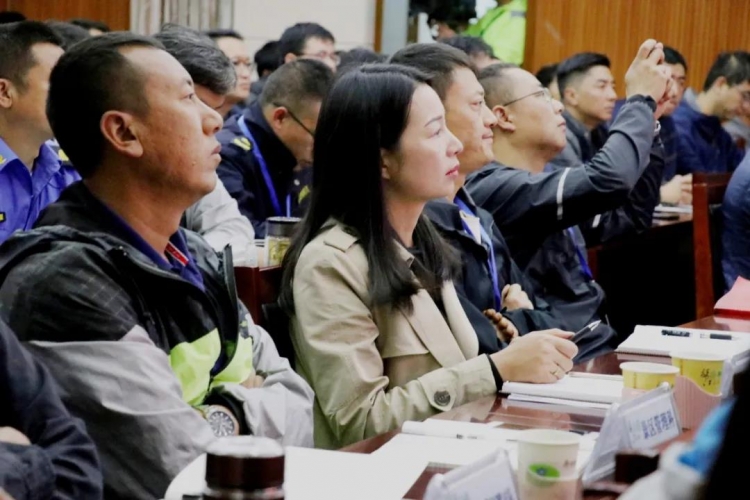丽江古城保护管理局（公司）召开了专题会议，传达学习了……4.jpg