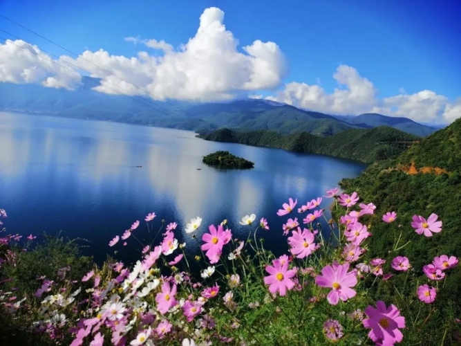 在泸沽湖的美景里，体验骑行的快乐！.jpg