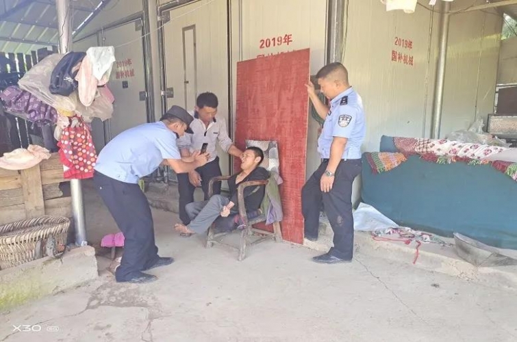 永兴群众幸福满满，民警把 “温暖”送到家 (8).jpg