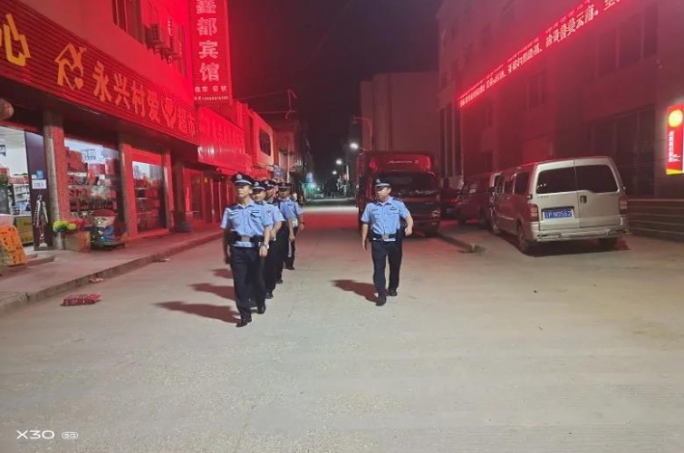 永兴群众幸福满满，民警把 “温暖”送到家.jpg