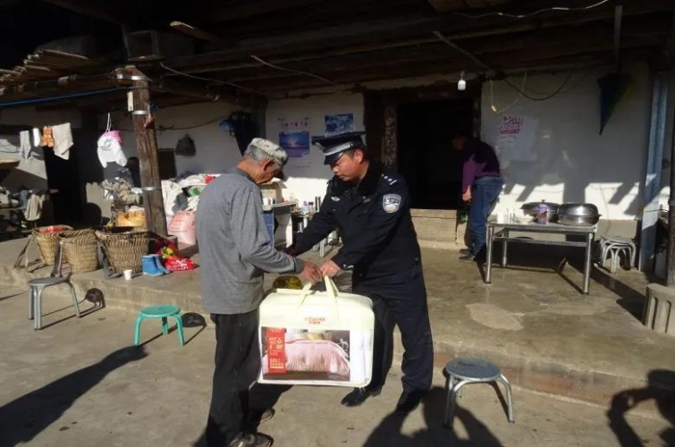 永兴群众幸福满满，民警把 “温暖”送到家 (3).jpg