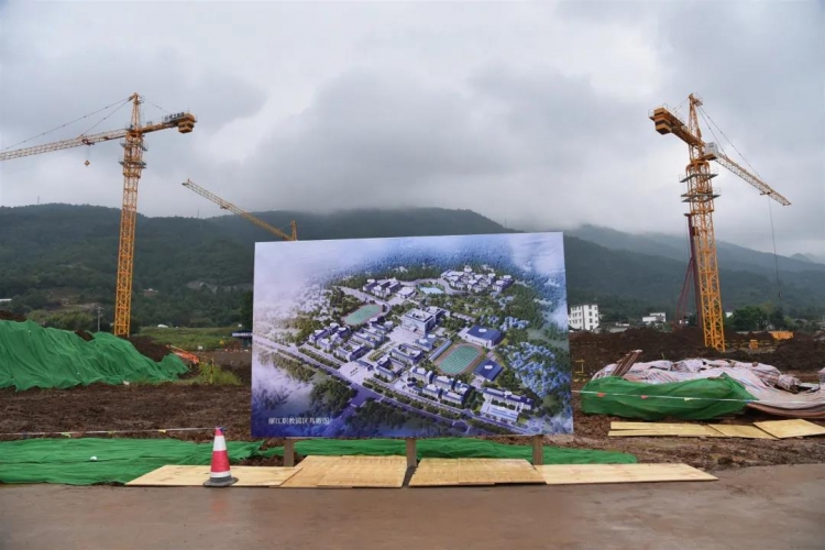 崔茂虎、郑艺在教师节来临之际，看望慰问一线教职员工 (2).jpg