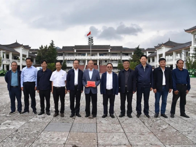 崔茂虎、郑艺在教师节来临之际，看望慰问一线教职员工 (1).jpg