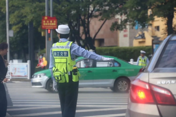 斑马线不只车辆让行，行人也要左右观察 (1).jpg