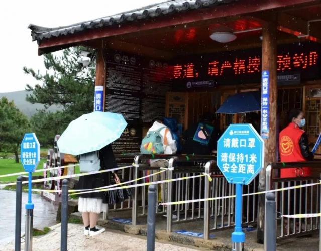 雪山焕然一新，身体力行、感染了游客也赢得了游客的点赞 (4).jpg
