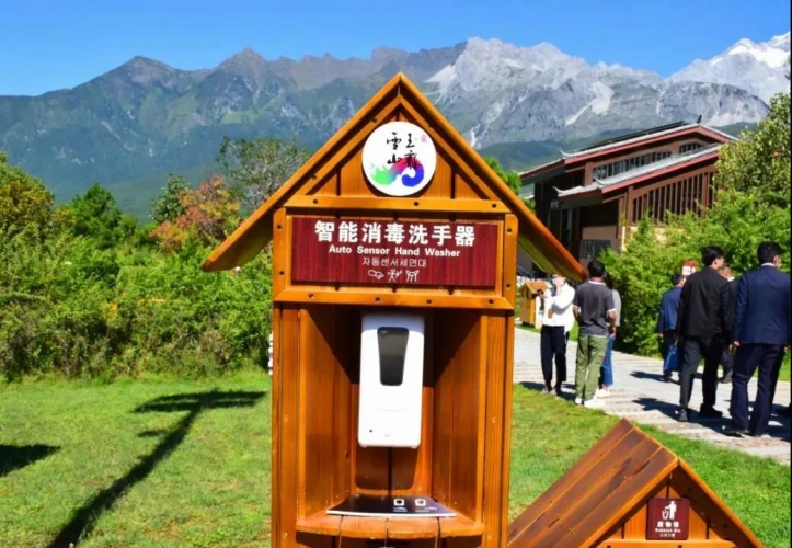 雪山焕然一新，身体力行、感染了游客也赢得了游客的点赞 (12).jpg