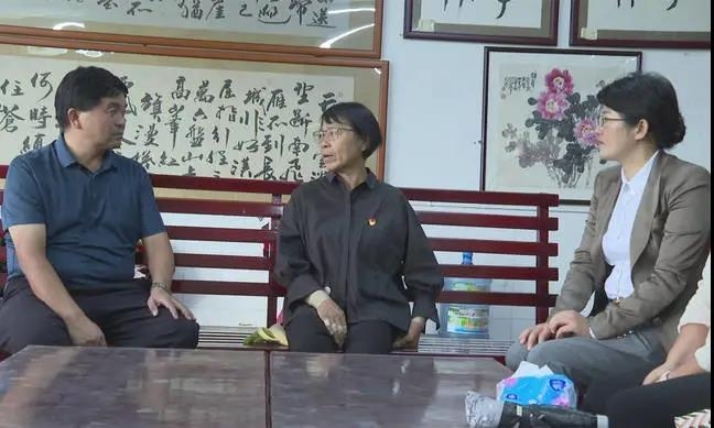 余丽军 庞新秀到女高看望慰问张桂梅老师.jpg