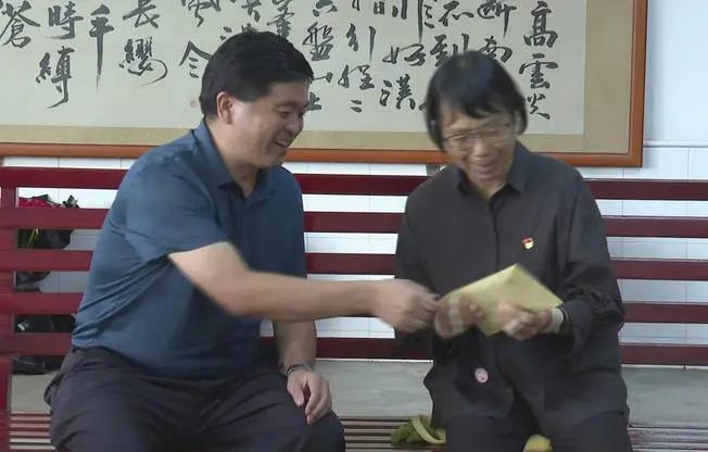 余丽军 庞新秀到女高看望慰问张桂梅老师2.jpg
