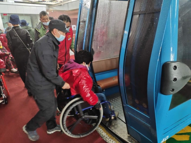 今天，一批特殊的游客在丽江玉龙雪山景区收获美景和爱4.jpg