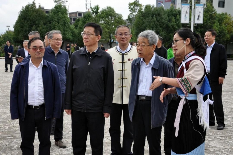 陈宝生到丽江调研，落实教育脱贫攻坚工作.jpg