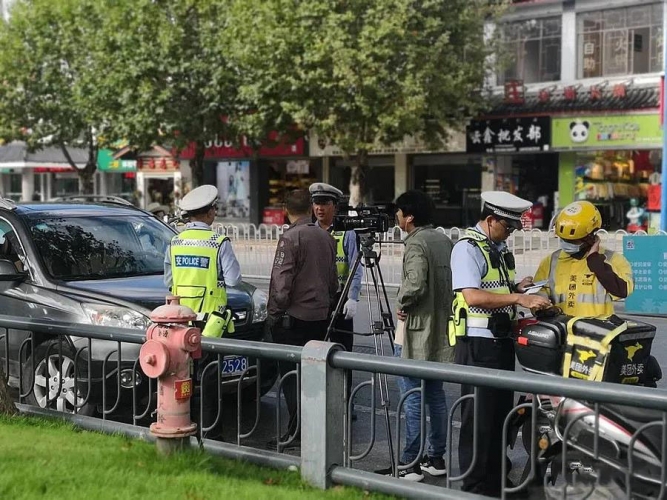 丽江交警三个强化确保行动有声势、有效果，形成严管高压的态势 (7).jpg