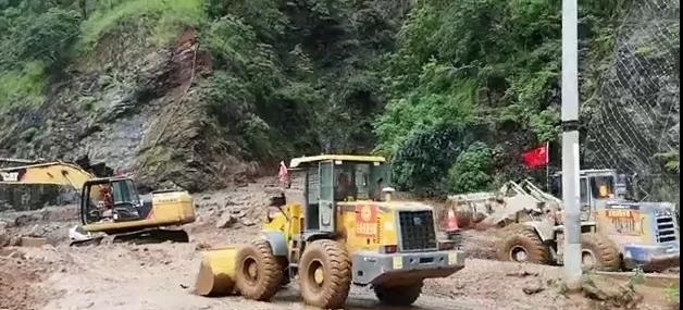 丽宁二级公路K37公里突发泥石流，道路交通中断，现已恢复通行 (1).jpg