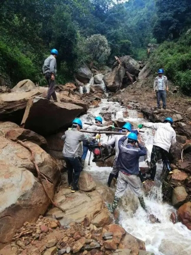 子差拉遭遇泥石流灾害，华坪供电局全力抗灾保电.jpg