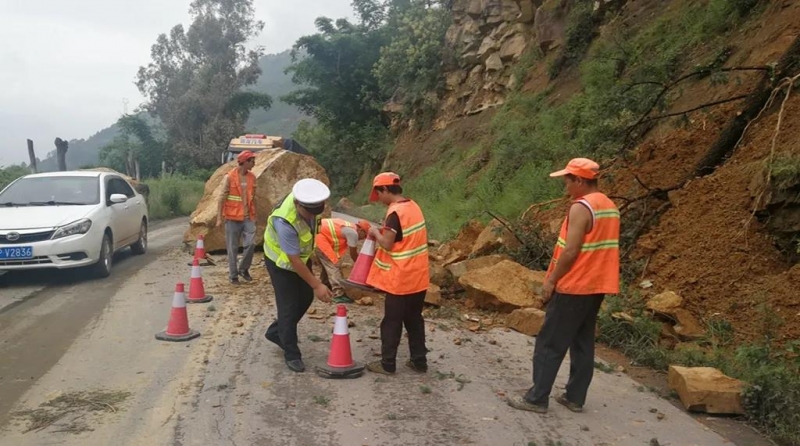 华坪交警落实四个强化，做好秋季辖区道路交通安全管理工作.jpg