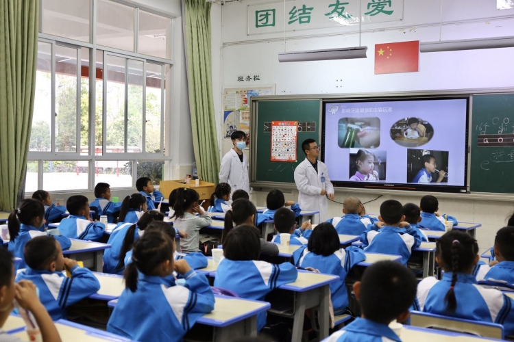 关爱牙齿，重视口腔健康  市医院口腔科医护人员到祥和学校开展爱牙日活动 (3).jpg