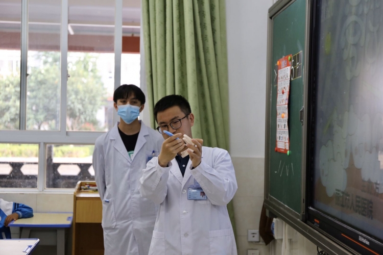 关爱牙齿，重视口腔健康  市医院口腔科医护人员到祥和学校开展爱牙日活动 (5).jpg