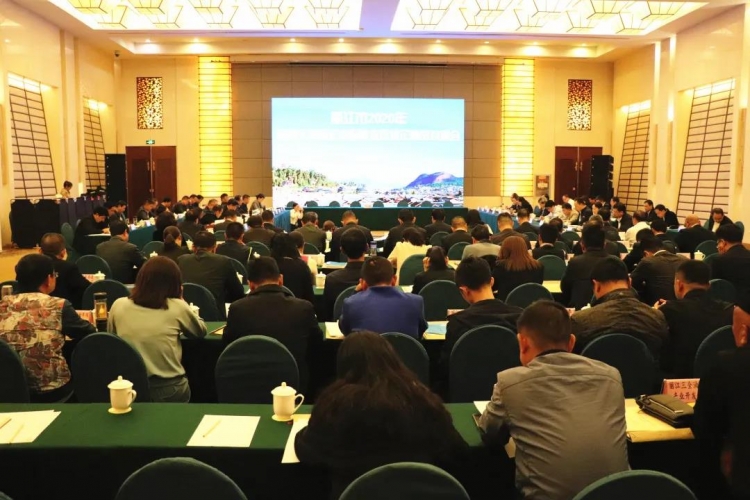 丽江政银企融资对接会，现场签约114亿元.jpg