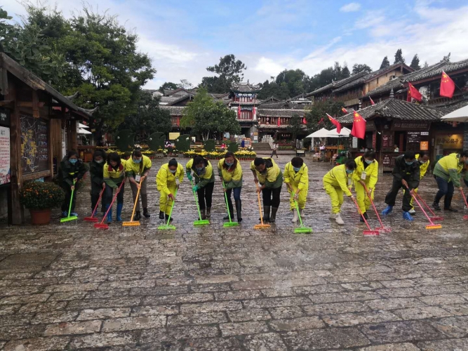 放水冲街  丽江古城焕然一新迎双节.jpg