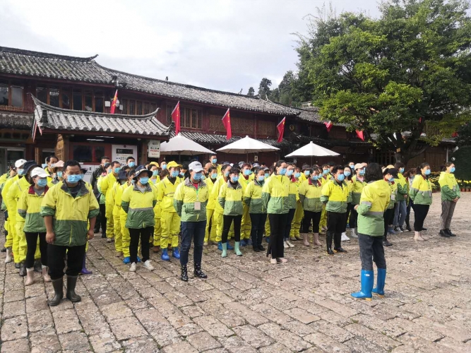 放水冲街  丽江古城焕然一新迎双节6.jpg