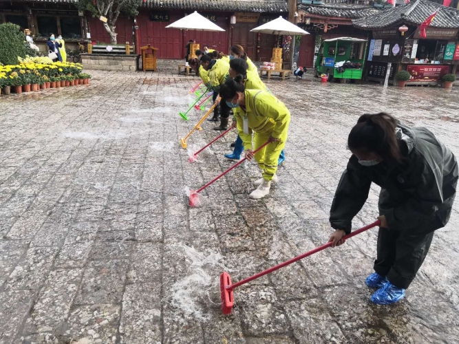 放水冲街  丽江古城焕然一新迎双节2.jpg
