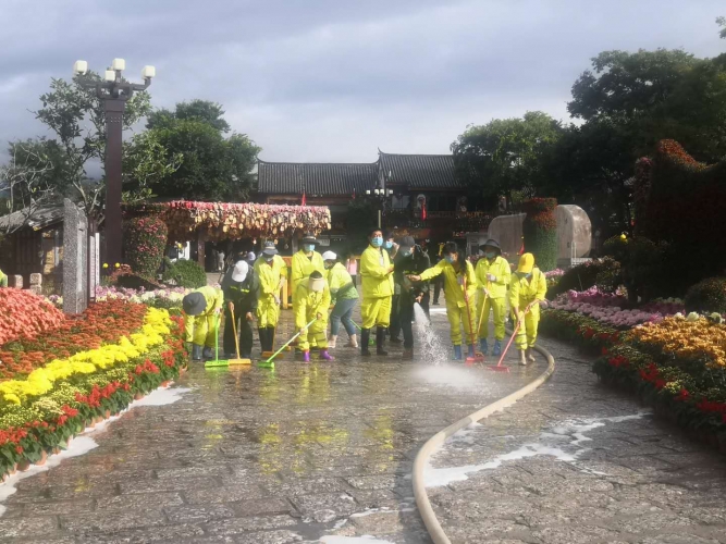 放水冲街  丽江古城焕然一新迎双节5.jpg