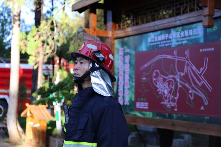 今早7时许 狮子山万古楼“起火”！被成功扑灭…… (2).jpg